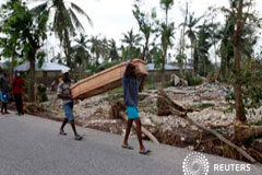 El huracán Matthew se acerca a EEUU, la cifra de muertos en Haití sube a 339 Hombres transportan un ataúd tras el huracán Matthew en Cavaillon, Haití, el 6 de octubre de 2016