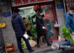 Los residentes compran alimentos en una verdulería en un hutong, mientras el país es golpeado por un brote del nuevo coronavirus, en Pekín, China, el 18 de febrero de 2020.