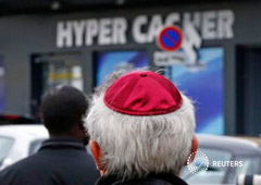 Gente homenajea a las víctimas en el supermercado kosher Hyper Cacher cerca de Porte de Vincennes en París, el 10 de enero de 2015