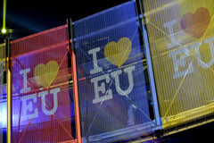 Alcanzado un acuerdo para la supervisión financiera comunitaria Poster grande en donde pone: I love EU