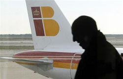 Iberia anuncia una pérdida récord en 2009, el año de la crisis un pasajero camina junto a un avión de Iberia en El Prat, Barcelona, el 28 de enero de 2009.