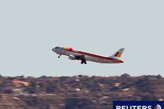 Iberia y BA se estrenan como IAG en bolsa con subidas Un avión despegando.