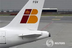 Acuerdo de Iberia con el personal de tierra y tripulantes de cabina Imagen de un empleado de Iberia pasando debajo de un avión de la compañía en el aeropuerto mardileño de Barajas el 9 de noviembre