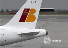 Imagen de un empleado de Iberia pasando debajo de un avión de la compañía en el aeropuerto mardileño de Barajas el 9 de noviembre