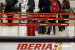 El tráfico de pasajeros aeropuertos cae un 9,7% en noviembre En la imagen, clientes hacen cola en un mostrador de Iberia, en el aeropuerto de Madrid-Barajas, el 9 de noviembre de 2012