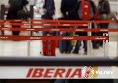 En la imagen, clientes hacen cola en un mostrador de Iberia, en el aeropuerto de Madrid-Barajas, el 9 de noviembre de 2012