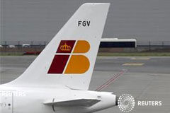Iberia dice que ha de reducir costes laborales en 450 millones Un cola de un avión de Iberia en el aeropuerto de Barajas el 9 de noviembre de 2012