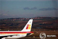 Iberia y sindicatos aceptan un mediador en el conflicto laboral Un avión de Iberia durante una huelga de pilotos en el aeropuerto madrileño de Barajas, el 18 de diciembre de 2011