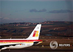 Un avión de Iberia durante una huelga de pilotos en el aeropuerto madrileño de Barajas, el 18 de diciembre de 2011