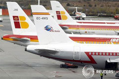 El sindicato de Iberia confirma 6 días de huelga en diciembre Empleados de Iberia bajo aviones de la compañía aparcados en el aeropuerto Madrid Barajas, el 9 de noviembre de 2012