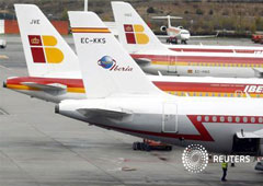 Empleados de Iberia bajo aviones de la compañía aparcados en el aeropuerto Madrid Barajas, el 9 de noviembre de 2012