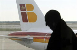 un avión de Iberia y uno de British Airways en el aeropuerto de Barcelona el 16 de noviembre de 2009.