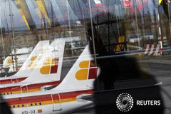 IAG quiere recortar la plantilla de Iberia en 4.500 personas Aviones de Iberia en el aeropuerto de Barajas, en Madrid, el 18 de diciembre de 2011.