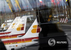 Aviones de Iberia en el aeropuerto de Barajas, en Madrid, el 18 de diciembre de 2011.