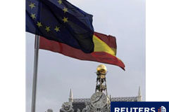 El Ibex sigue al alza al reducirse el temor de riesgo soberano Una bandera de la Unión Europea y otra de España ondean frente al edificio del Banco de España en Madrid el 28 de mayo de 2010.