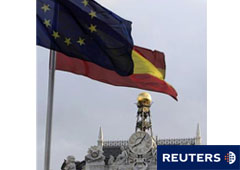 Una bandera de la Unión Europea y otra de España ondean frente al edificio del Banco de España en Madrid el 28 de mayo de 2010.
