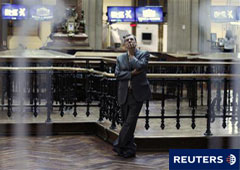 Un hombre mira las pantallas de la Bolsa de Madrid el 8 de agosto de 2011.