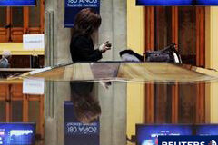 El Ibex sube más de un 2% tras la inesperada bajada de tipos Una periodista de televisión comprueba su teléfono mientras unos "traders" miran pantallas de ordenador en la bolsa de Madrid el 1 de noviembre de 2011.