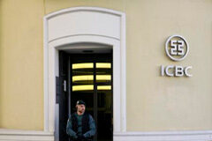 Cinco detenidos del banco chino ICBC en Madrid por presunto blanqueo Un agente de la Guardia Civil en la puerta de la entidad durante el registro de la sede del banco en Madrid, el 17 de febrero de 2016