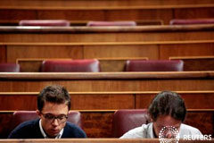 La falta de acuerdo dirige a Podemos a un choque en su congreso ciudadano El secretario general de Podemos (D), Pablo Iglesias, y su número dos, Ínigo Errejón, en el Congreso de los Diputados en Madrid, el 27 de octubre de 2016