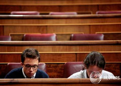 El secretario general de Podemos (D), Pablo Iglesias, y su número dos, Ínigo Errejón, en el Congreso de los Diputados en Madrid, el 27 de octubre de 2016