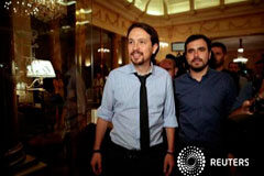 El PP ganaría las elecciones y Unidos Podemos sería segundo, según el CIS Los líderes de Podemos, Pablo Iglesias, e Izquierda Unida, Alberto Garzón, en un acto en Madrid, el 6 de junio de 2016