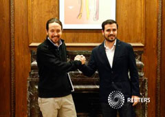 El líder de Podemos, Pablo Iglesias (izquierda) y el de IU, Alberto Garzón, antes de una reunión en Madrid el 18 de febrero de 2016