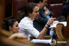 Iglesias acusa a Sánchez de rendirse a la oligarquía en un discurso implacable Iglesias interviene durante el debate de investidura