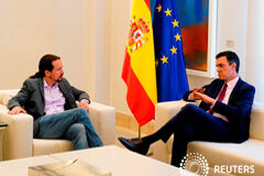 Sánchez cree posible un acuerdo con Podemos pero con Iglesias fuera del Gobierno El presidente del Gobierno en funciones, Pedro Sánchez, habla con el líder de Unidas Podemos, Pablo Iglesias, durante su reunión en el Palacio de la Moncloa en Madrid, España, el 7 de mayo de 2019