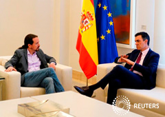 El presidente del Gobierno en funciones, Pedro Sánchez, habla con el líder de Unidas Podemos, Pablo Iglesias, durante su reunión en el Palacio de la Moncloa en Madrid, España, el 7 de mayo de 2019