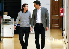 Pedro Sanchez (dcha.) y Pablo Iglesias en el Congreso en Madrid, 5 de febrero de 2016