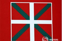 El TC suspende la paga extra a los funcionarios vascos En la imagen, la bandera vasca en un acto en Bayona el 24 de noviembre de 2010