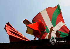 Las banderas española y vasca juntas en el inicio de las fiestas de San Fermín en Pamplona el 6 de julio de 2015