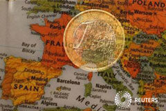 El BCE mantiene los tipos de interés en el 0,75 por ciento Ilustración tomada el 9 de enero con una cámara con la función de exposición múltiple que muestra una moneda de un euro y un mapa de Europa