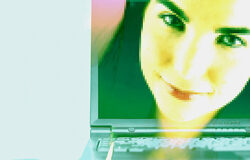 La imagen como valor agregado La cara de una chica reflejada en la pantalla de un portátil