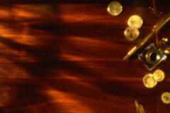 ¿Cuál es objeto del procedimiento declarativo derivado de la oposición al monitorio por reclamación de cuotas impagadas? Varias monedas encima de una mesa.