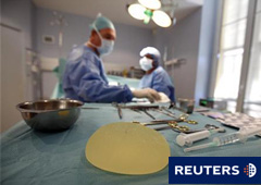 Un defectuoso implante de silicona fabricado por la empresa francesa Poly Implant Prothese (PIP) en una mesa quirúrgica tras serle retirado a una paciente en una clínica en Niza