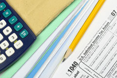 El novedoso e indeterminado “auto patent-box” previsto en las nuevas Normas Forales del Impuesto sobre Sociedades Una calculadora, foleos y un lápiz.