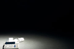 La actualización de balances en el Impuesto sobre Sociedades Una calculadora en el suelo.