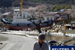 Japón sopesa subir un impuesto para pagar la reconstrucción Un hombre camina delante de un barco arrastrado por el tsunami del 11 de marzo, en Ofunato, en la prefectura de Iwate, el 18 de abril de 2011.