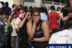 El incendio en la cárcel chilena causa 81 muertos Familiares de presos lloran frente a la prisión de San Miguel, en Santiago el 8 de diciembre de 2010.