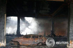 Al menos 72 muertos en un incendio en una fábrica de Filipinas Un coche calcinado es visto en el interior de una fábrica de goma en Manila, Filipinas, el 14 de mayo de 2015