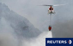 En la imagen, un helicóptero lanza agua sobre la zona del incendio de Simat de Valdigna el 8 de septiembre de 2010.