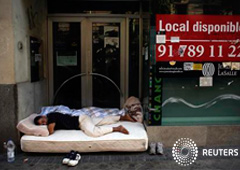 Veinte millones de españoles podrían ser pobres en 2025, según Intermon.