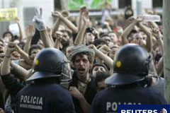 Los indignados obligan a Mas a ir en helicóptero al Parlament Policías antidisturbios frente a manifestantes apostados a las puertas del Parlament el 15 de junio de 2011 en Barcelona.