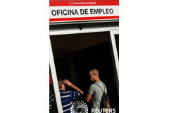 El paro registrado vuelve a bajar en junio y se sitúa en 4,45 millones Oficina de empleo en Madrid el 3 de junio