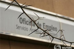 Los españoles, preocupados por el paro pese a la reforma laboral rótulo de una oficina de empleo en Sevilla