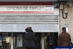 El mercado laboral español sigue lastrado por economía Varias personas esperan la apertura de una oficina de empleo en Madrid