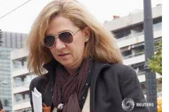 El fiscal acusa al juez de «teoría conspiratoria» al imputar a la infanta La infanta Cristina llega a su trabajo en Barcelona, el 5 de abril de 2013