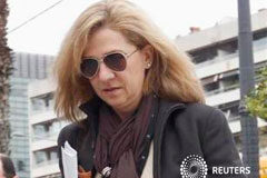 Secretos, delitos y desobediencias Cristina camina hacia su trabajo en el centro de Barcelona, el 5 de abril de 2013